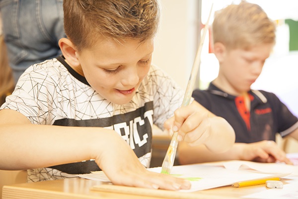 <b>Nach eurer Anmeldung senden wir euch kostenloses Zeichenpapier.</b> Alle Kinder gestalten eine Zeichnung. Wir drucken für jedes Kind kostenlos einen persönlichen Aktionsfolder. Darin stehen das Ziel eurer Aktion, eine Erklärung für die Eltern und natürlich die Zeichnung des Kindes im Grossformat.